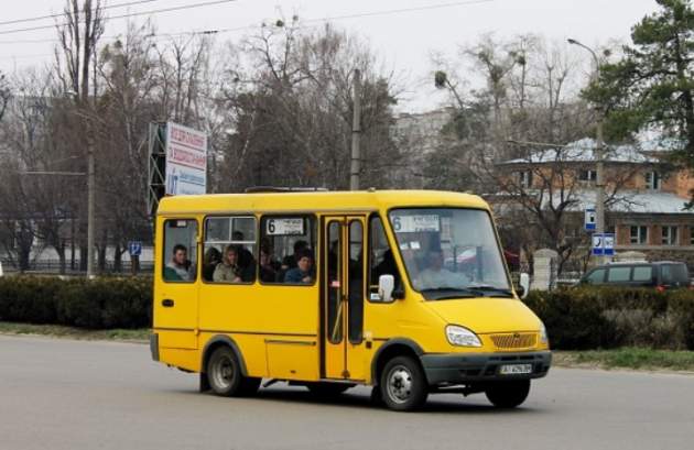 Под Киевом пассажиры маршрутки набросились на украинского офицера