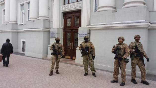 «Альфа» и броневики в городах: эксперт пояснил зачем запугивают избирателя