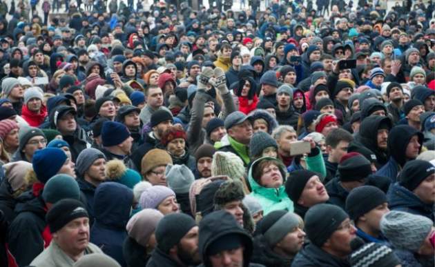В центре Львова массово собрались жители