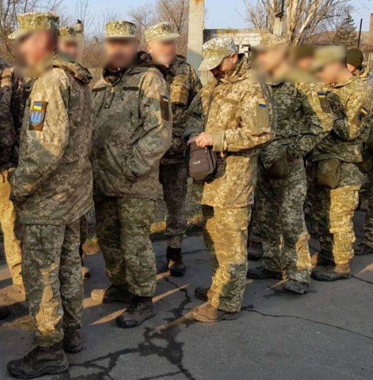 Зеленский или Порошенко: как проголосовали военные на Донбассе