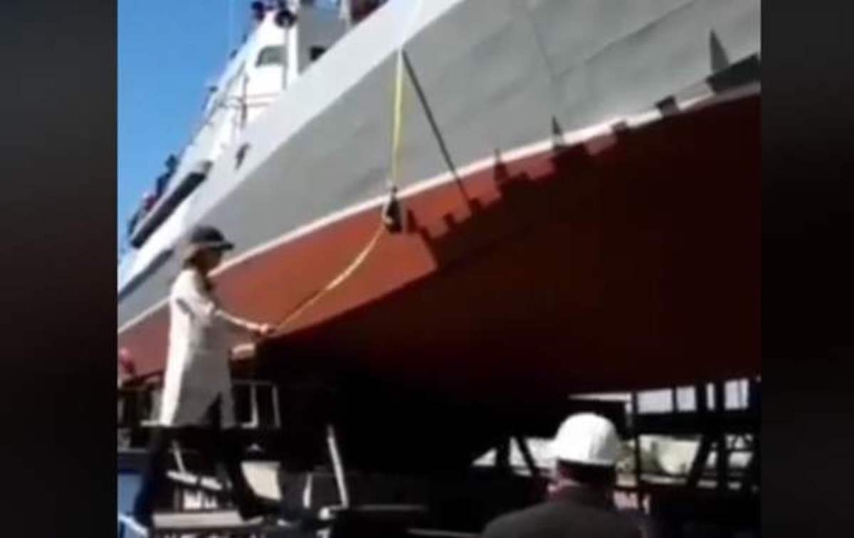 В Киеве спустили на воду новый бронекатер. Видео
