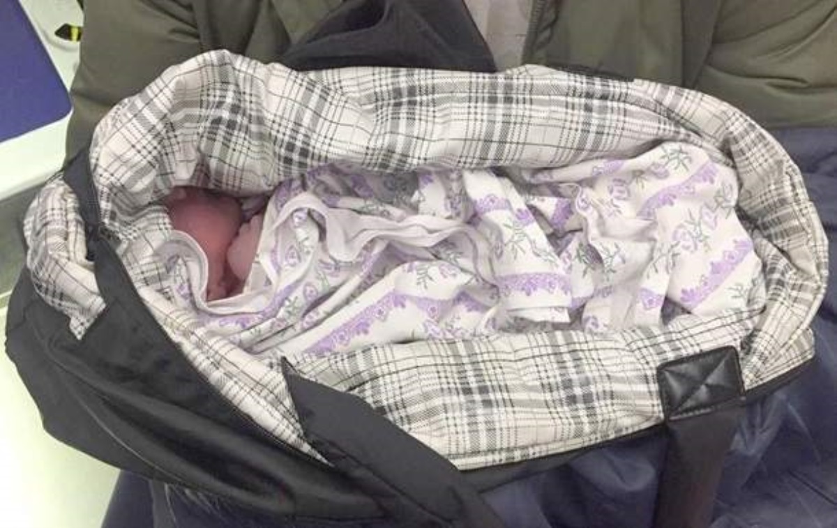В Киеве на улице обнаружили сумку с новорожденным