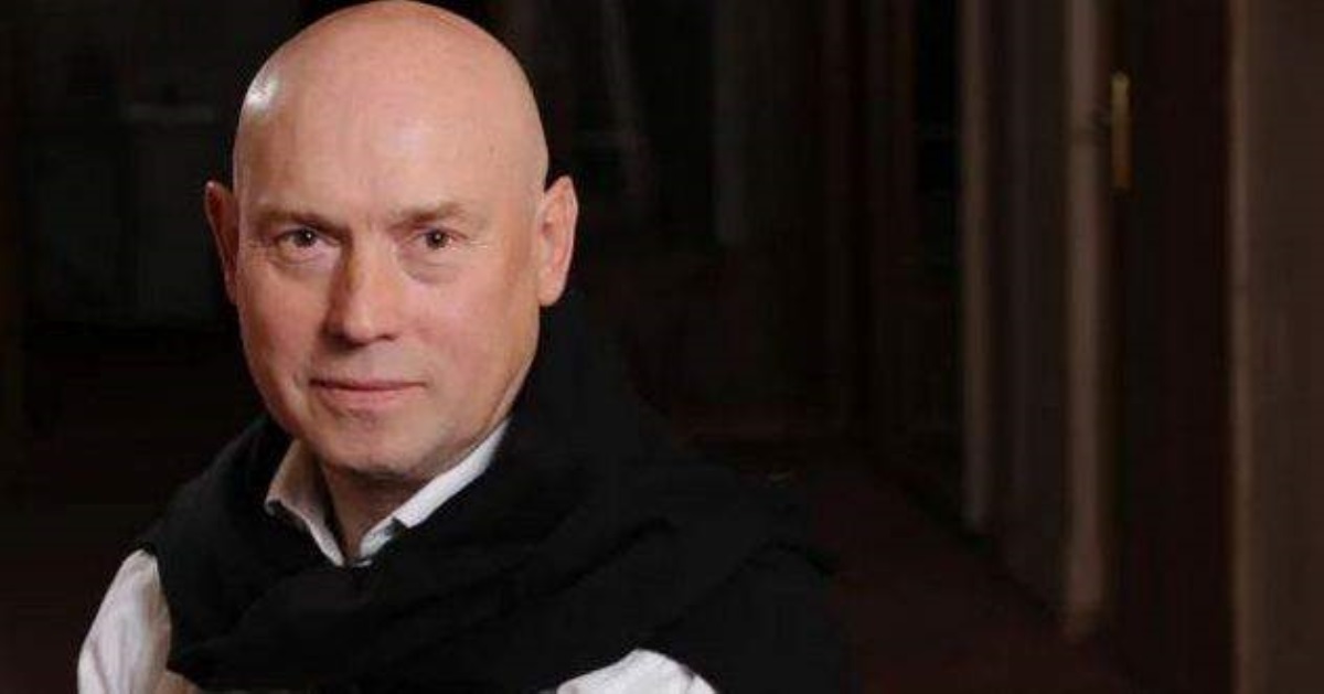 Виктор Сухоруков рухнул прямо во время выступления: медики увозят актера