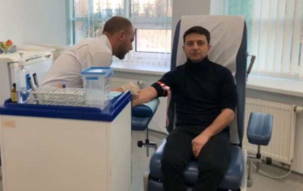 Зеленский перед десятками теле- и фотокамер сдал анализы. Видео
