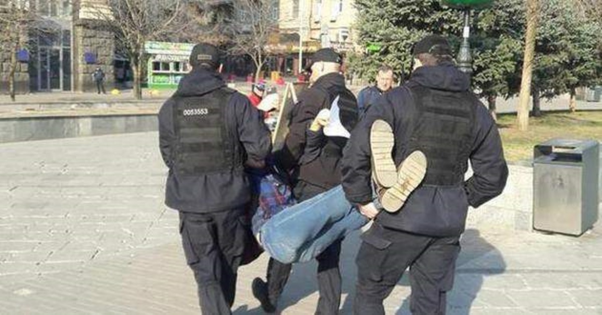 В Киеве полиция начала хватать противников Зеленского: что нарушил активист