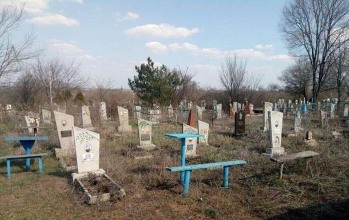 В Донецкой области женщина подорвалась на кладбище. Фото