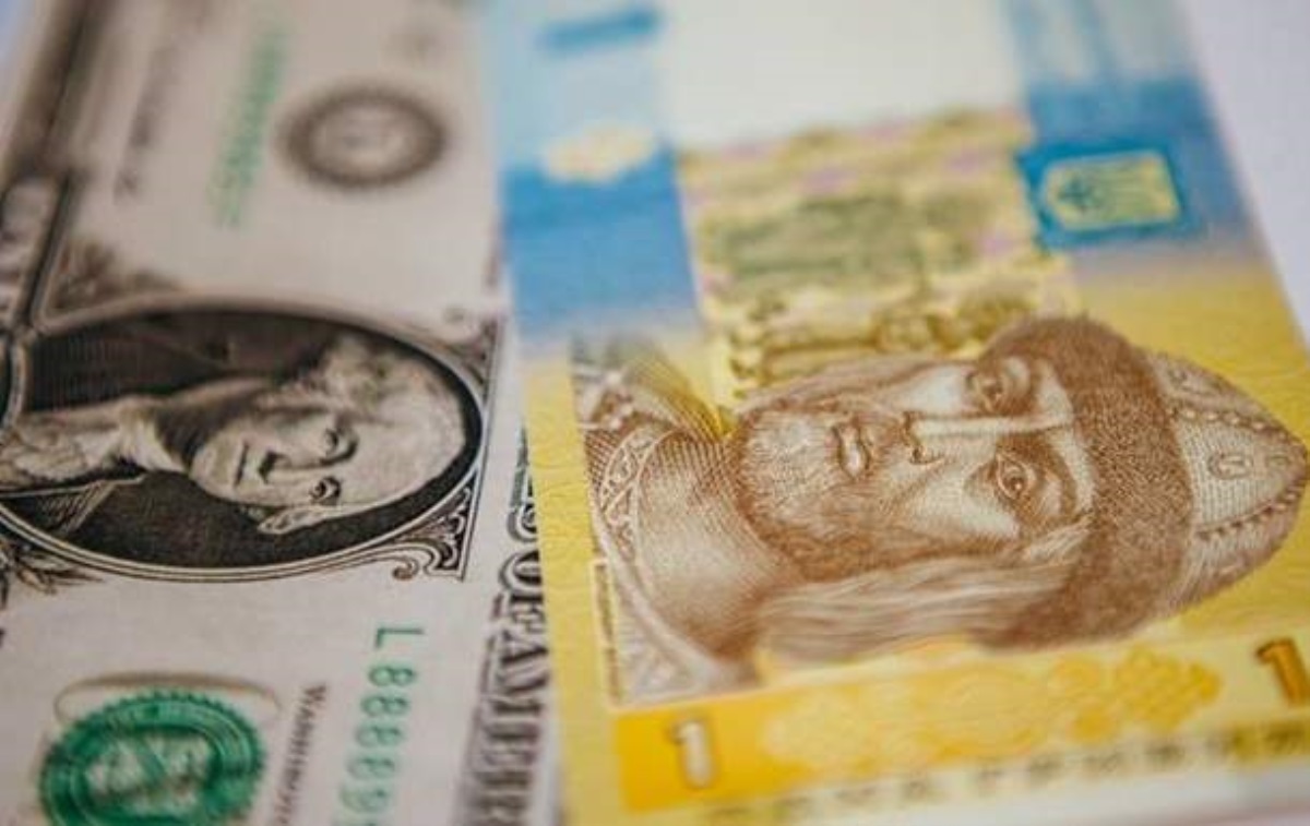 Fitch назвал курс доллара в Украине к концу года
