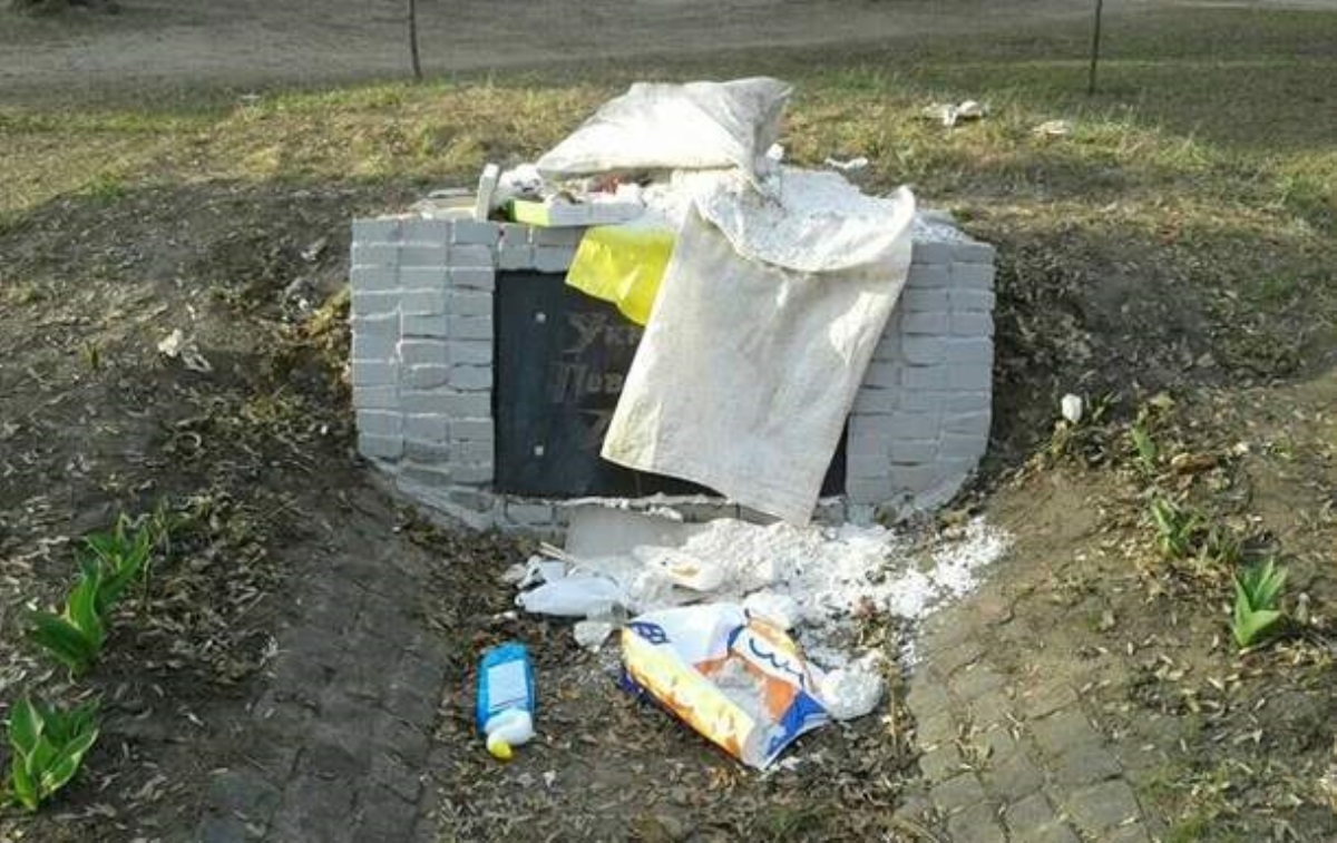 Памятный знак воинам УПА в Харькове забросали мусором
