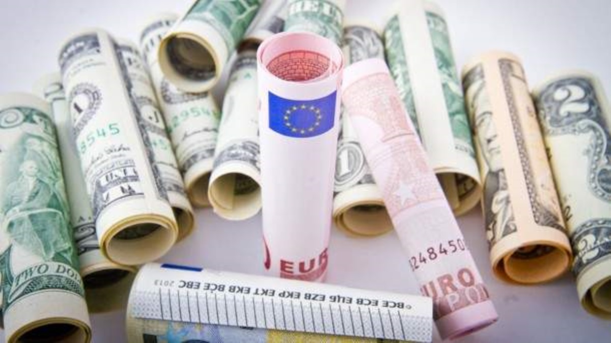 Евро пробил вниз психологическую отметку, а доллар упал