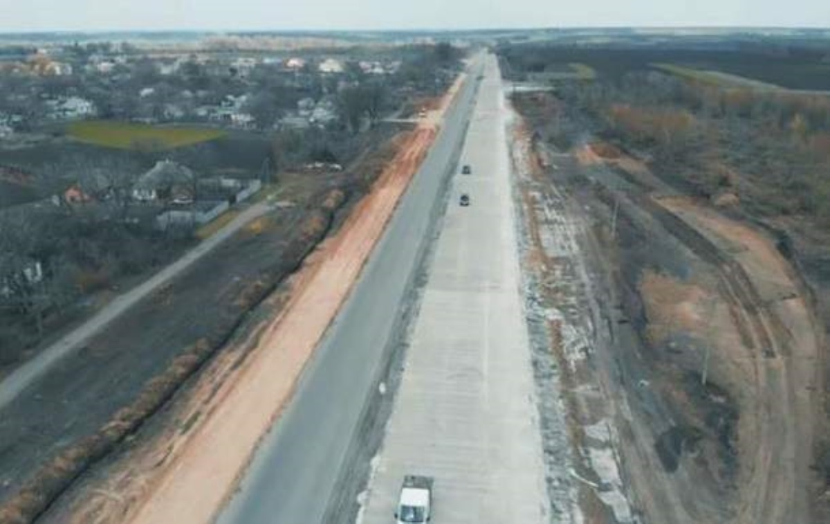 В Украине открыли первый участок бетонной дороги. Видео