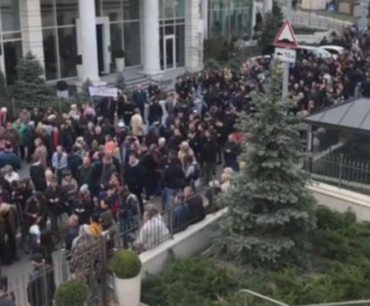 Под офисом Зеленского собралась толпа из стариков и студентов. Видео