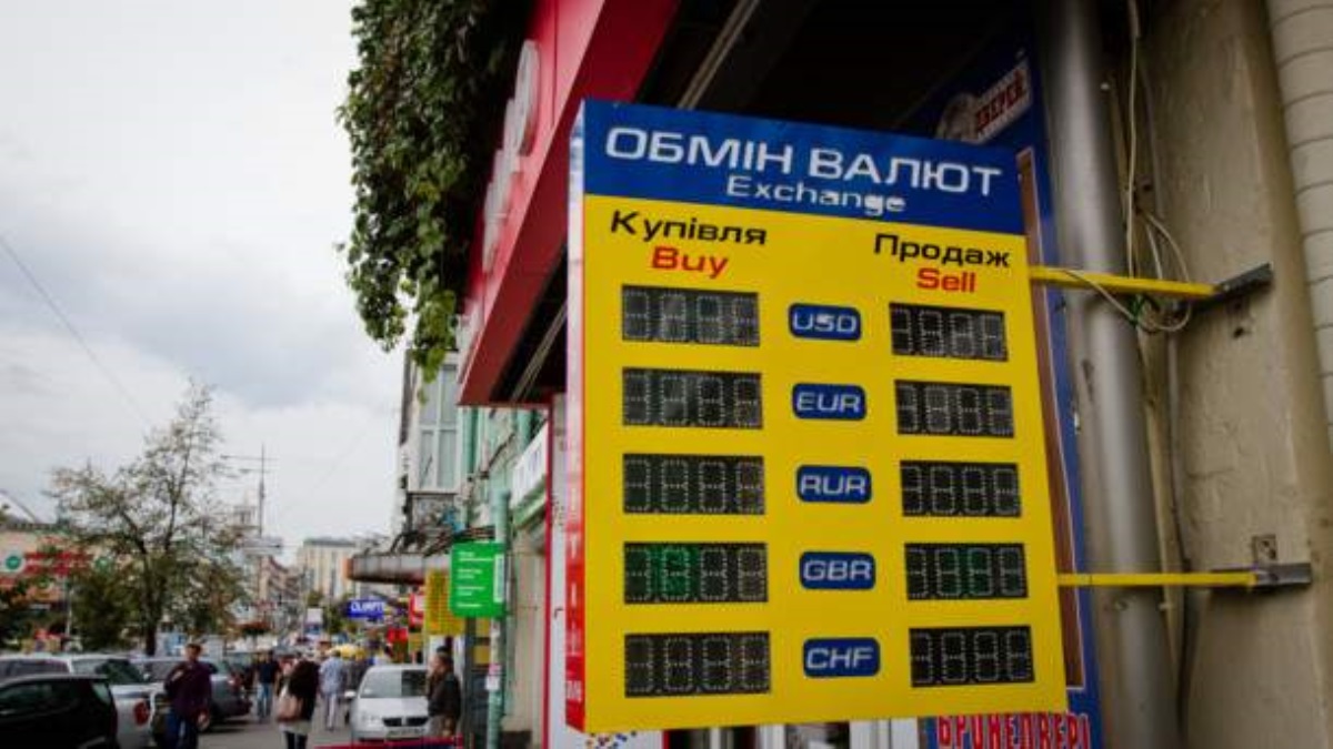 Доллар и евро подорожали после падения