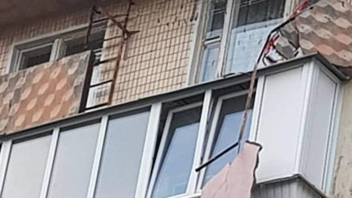 В Киеве в жилой многоэтажке рухнул балкон. Фото