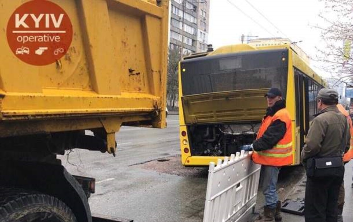 В Киеве автобус провалился в яму посреди дороги. Фото