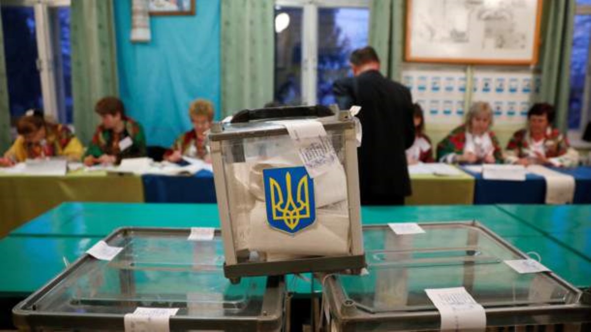 Украинцы ринулись менять место голосования перед вторым туром