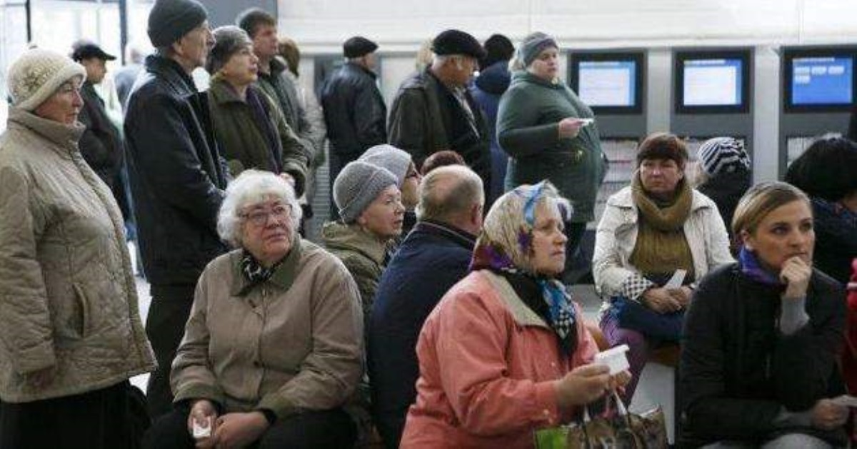Украинским пенсионерам простят долги и подарят телефоны: что придумали в Раде