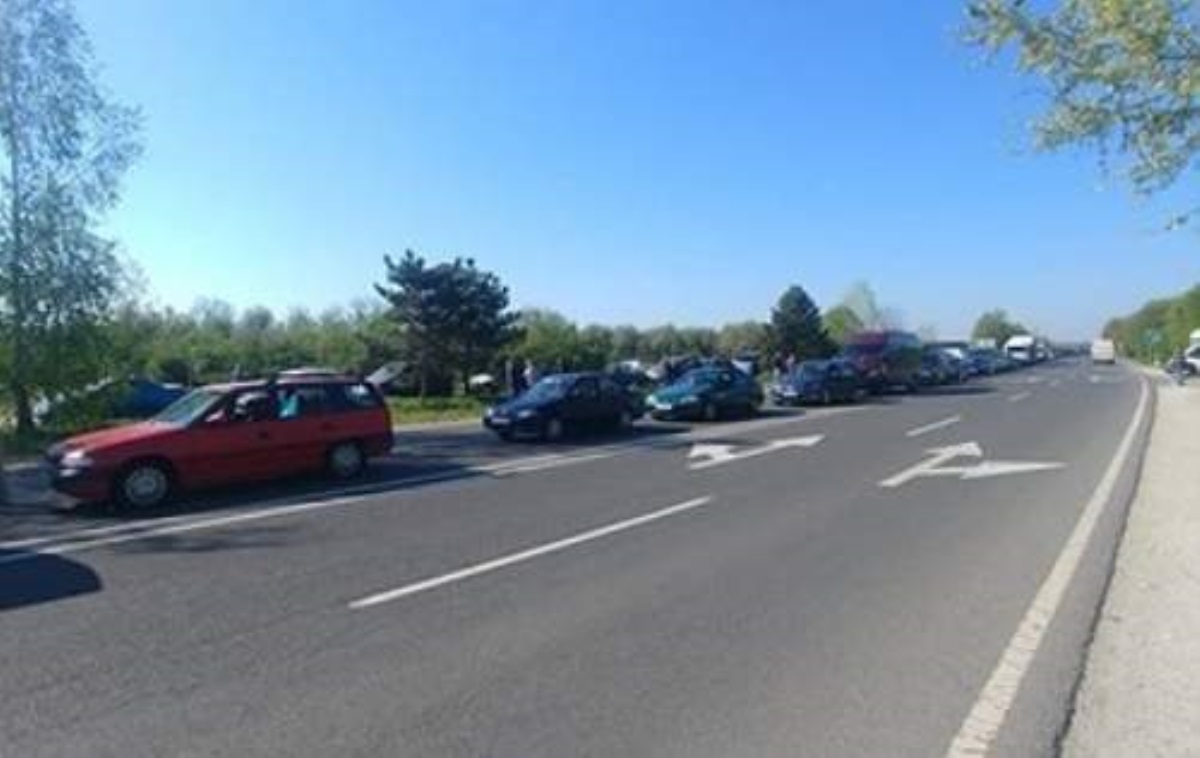 Народ едет на Пасху: на границе километровые очереди