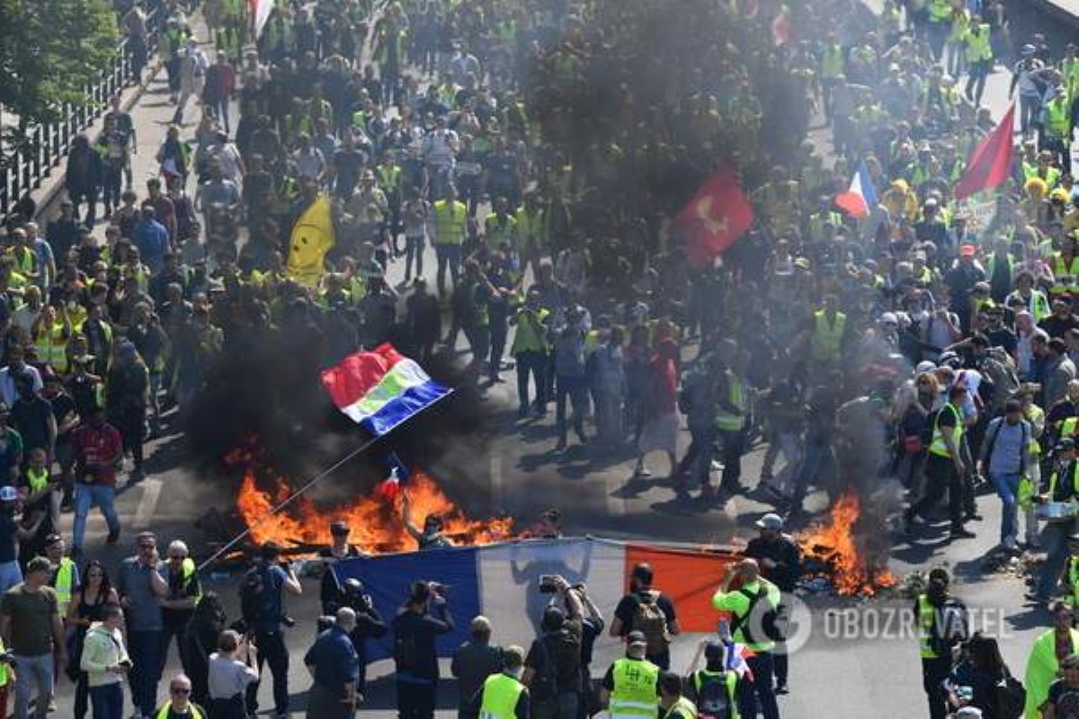 Десятки задержанных в беспорядках: "желтые жилеты" громят Францию