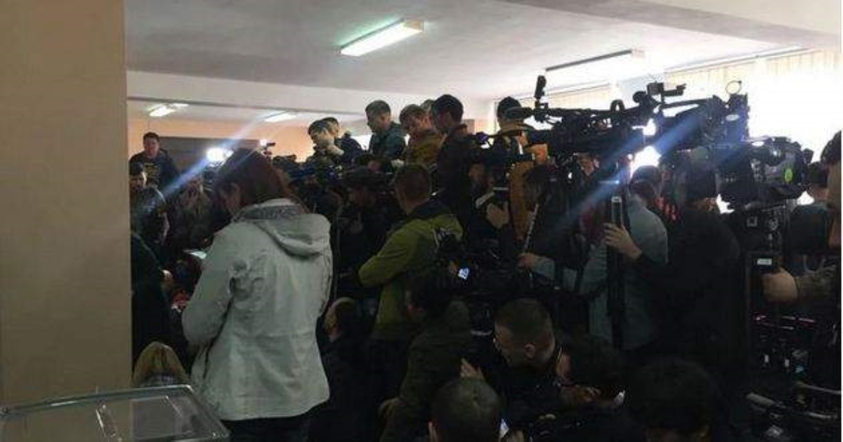 Зеленского атаковали на избирательном участке: пришлось звать охрану