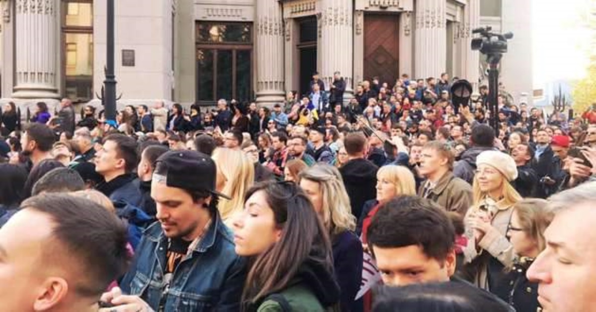 Тисячи людей пришли под администрацию Порошенко: что требуют