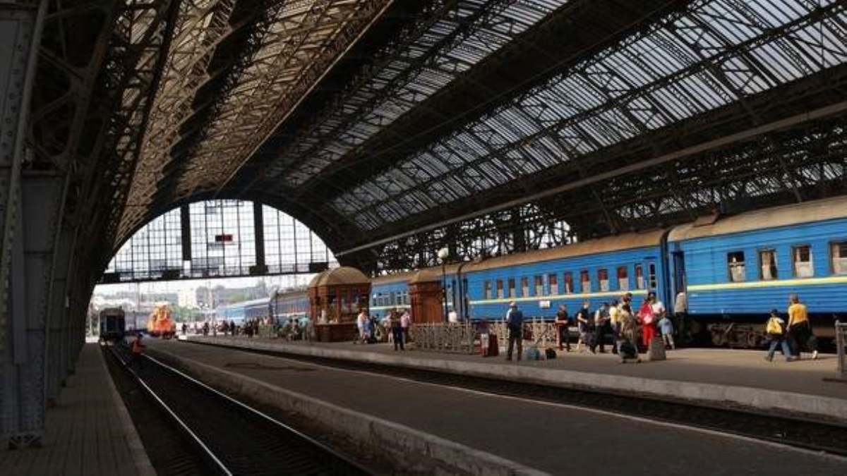 "Укрзализныця" пустит 24 дополнительных поезда на Пасху и майские