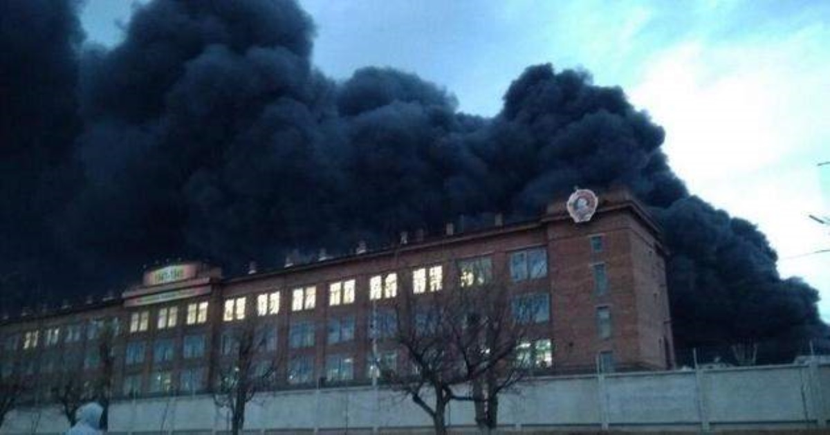 Уже 4 часа горит ракетный военный завод: видео масштабного пожара