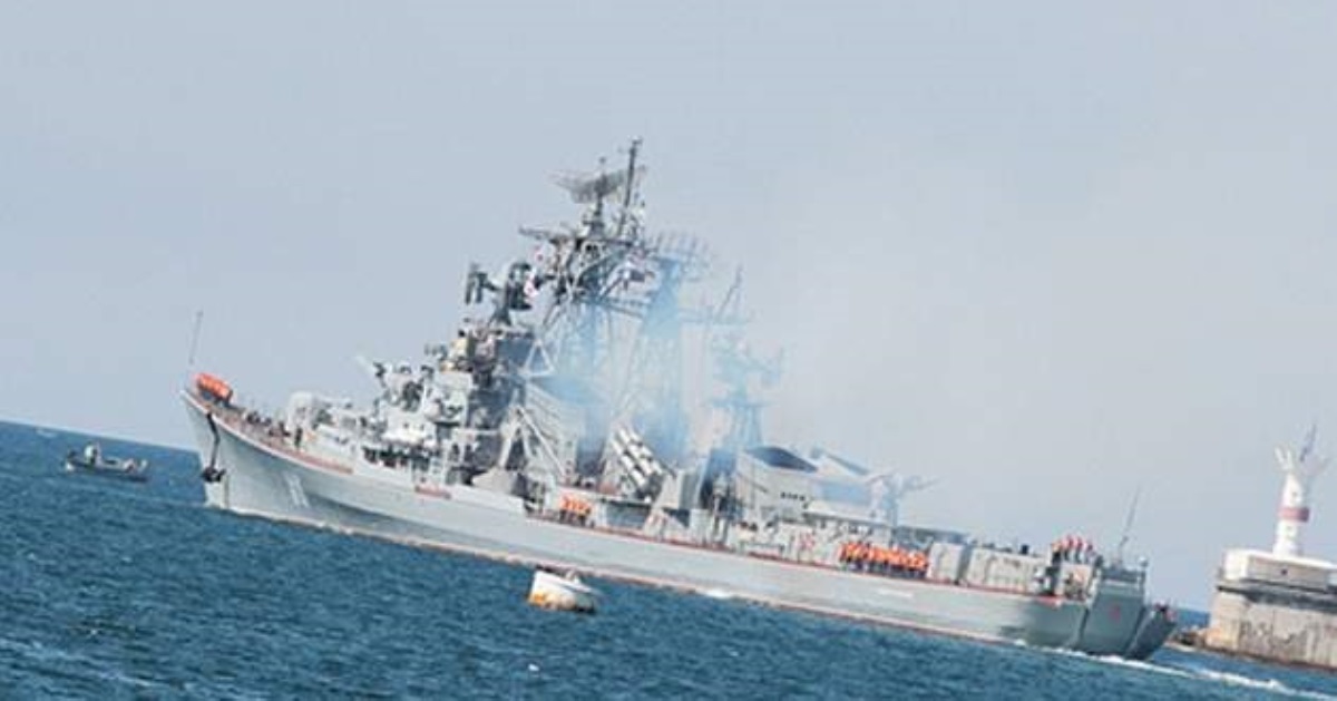 У побережья Крыма задымил военный корабль Путина