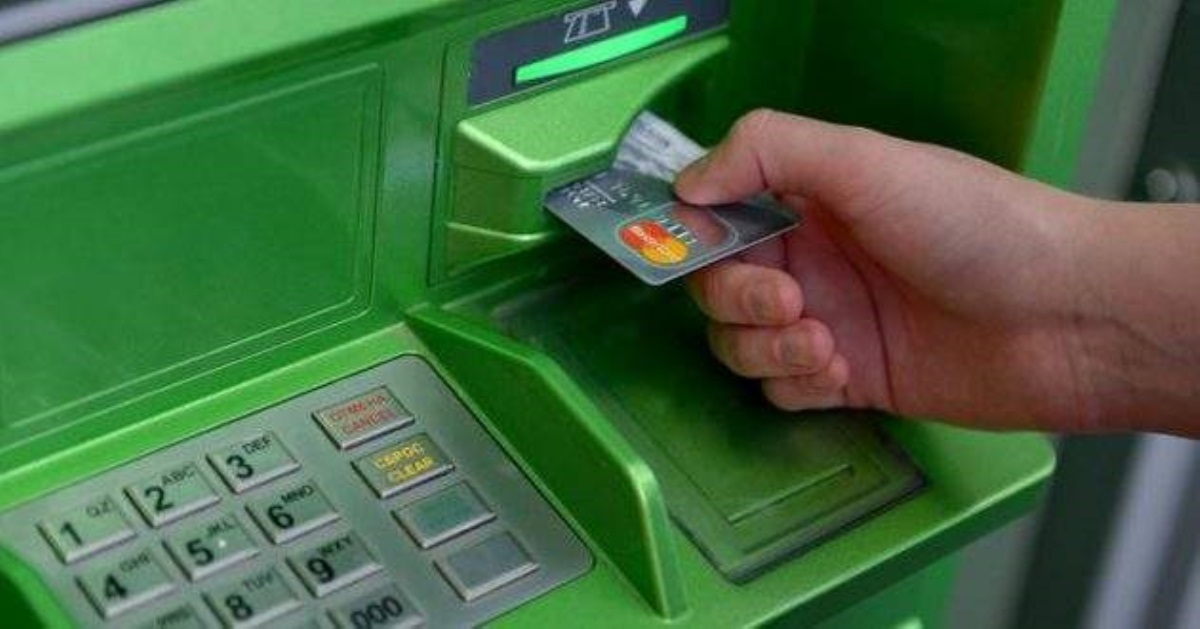 Скандал: в ПриватБанке перечислили деньги и забрали все себе