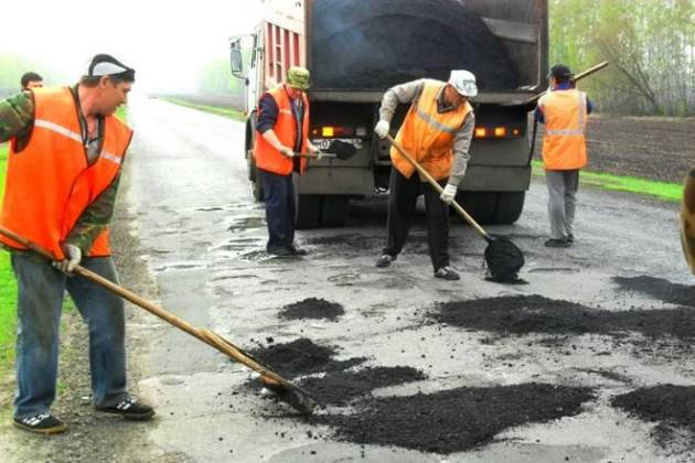 Украинцы начали за свой счет ремонтировать дороги