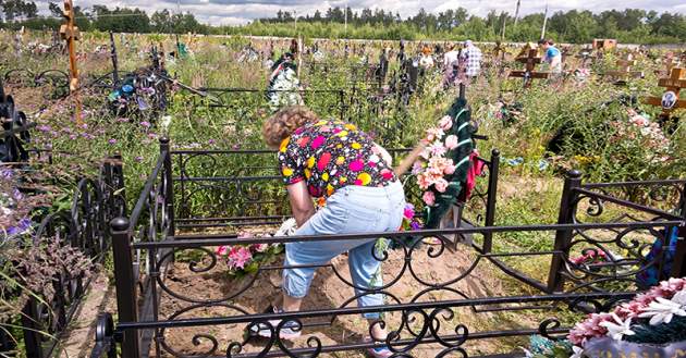 Не ходите на кладбище в одиночестве: главные ошибки поведения на погосте