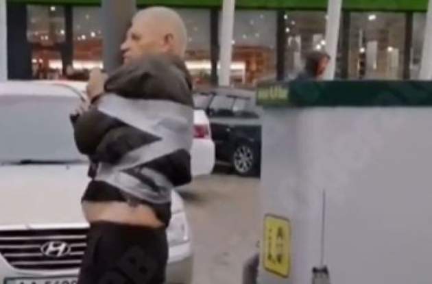 В Киеве пьяного водителя силой пригвоздили к «столбу позора». Видео