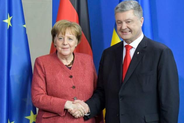 Ангела Меркель пришла на встречу к Порошенко в лососевом пиджаке. Фото