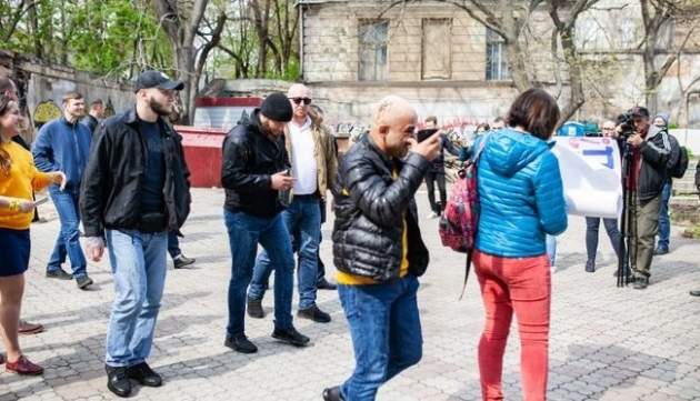 В Одессе киевского нардепа облили нечистотами