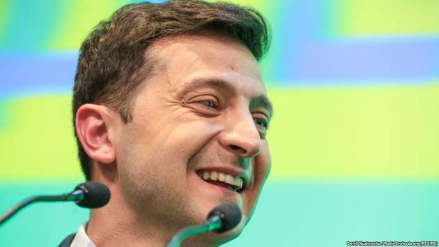 Российским телеканалам рекомендовали "не очень хвалить" Зеленского