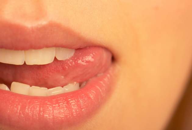 Им палец в рот не клади: знаки зодиака острые на язык