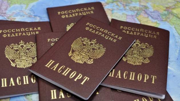В Кремле назвали причину раздачи паспортов РФ в ОРДЛО