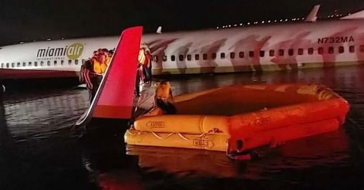В США Boeing 737 с пассажирами рухнул в реку: первые фото с места ЧП