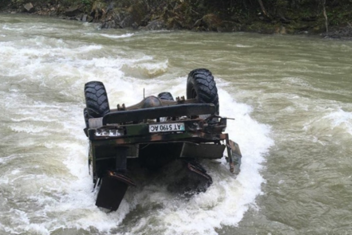 В Карпатах грузовик с туристами сорвался в реку. Видео