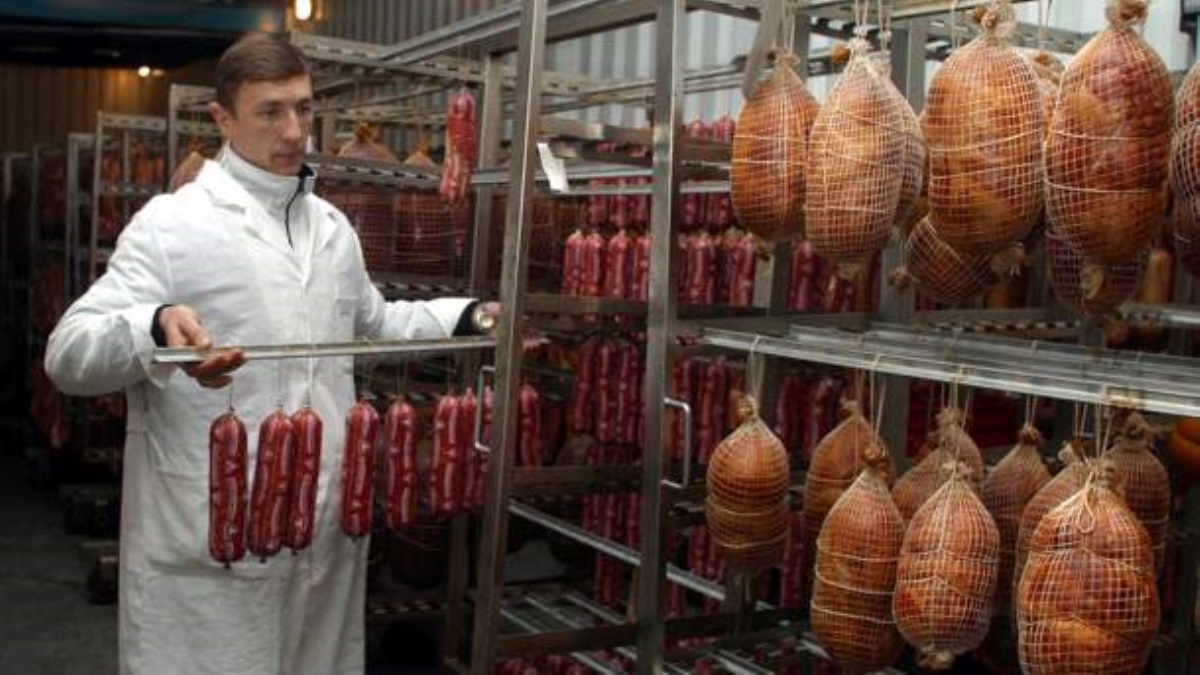 В Украине резко подорожали сосиски и колбаса