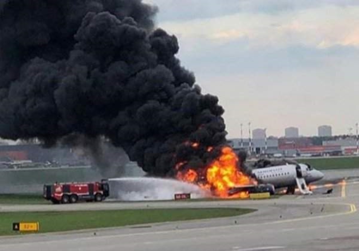 Пламя и ужас: появилось видео из салона горящего самолета в Шереметьево