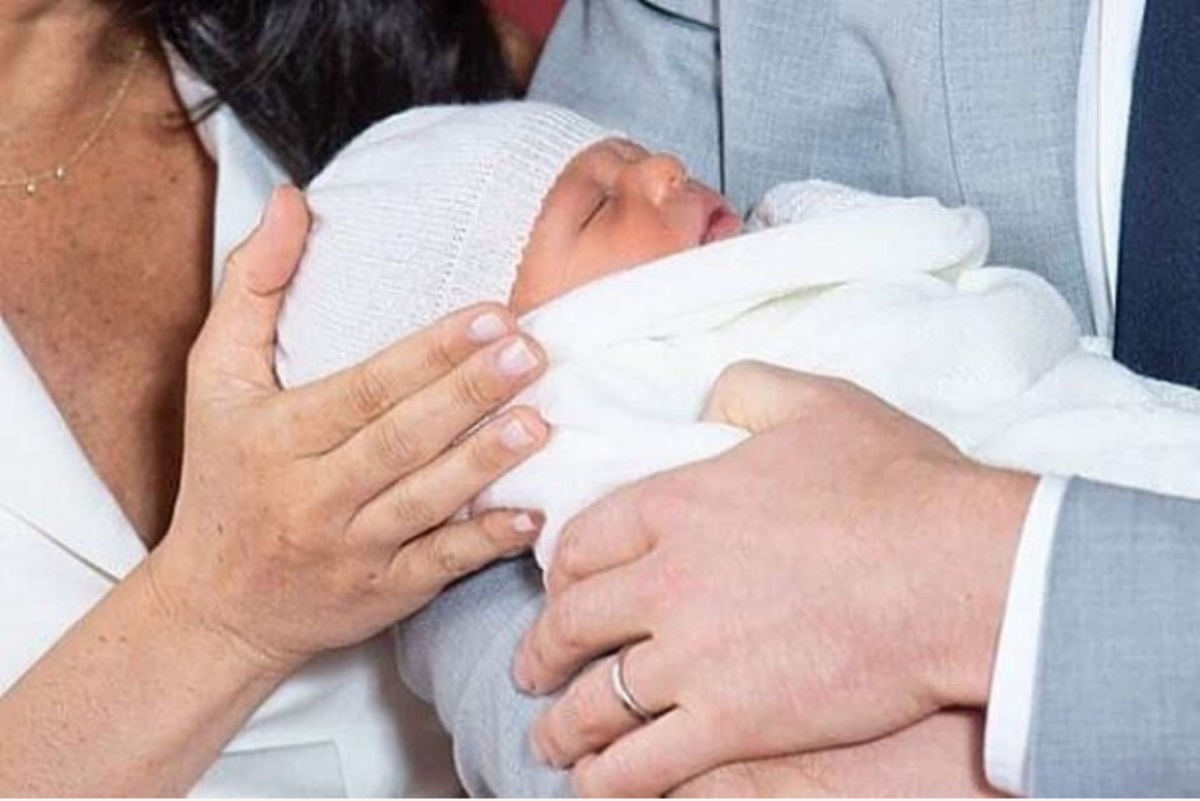 Меган Маркл и принц Гарри показали миру своего новорожденного сына. Фото