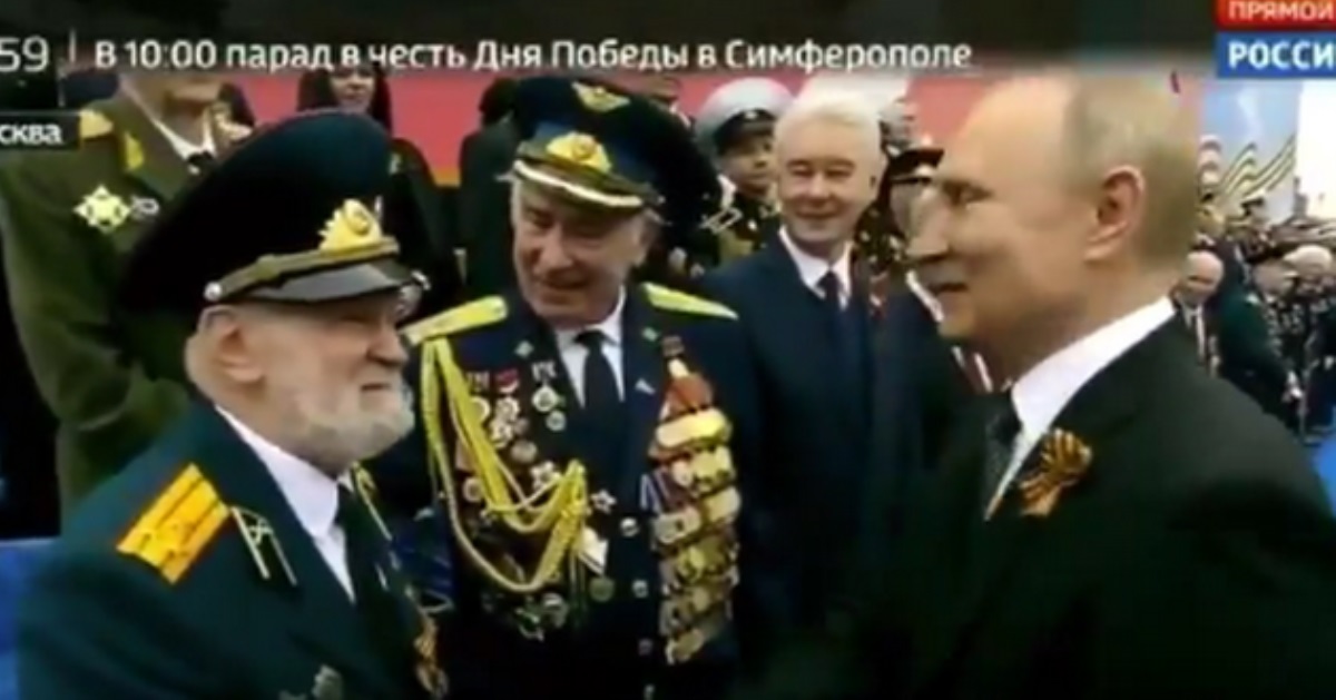 На Красной площади "ветеран" прогнулся перед Путиным, вспомнив Крым