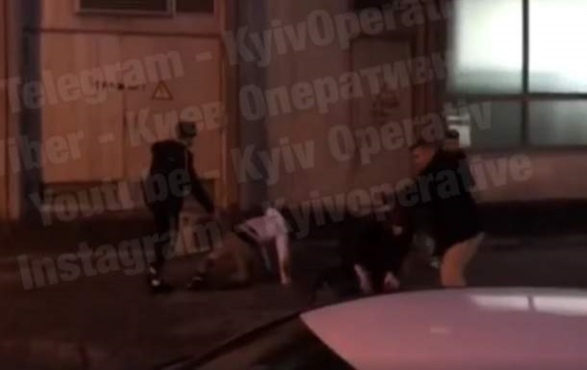 Подростки в Киеве ногами избили мужчину и бросили в фонтан