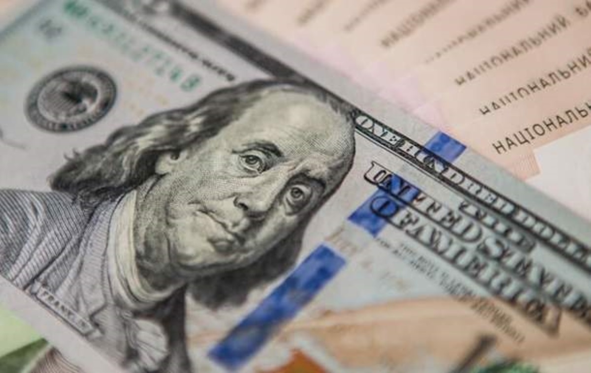 Доллар в Украине упал до минимума за 10 месяцев