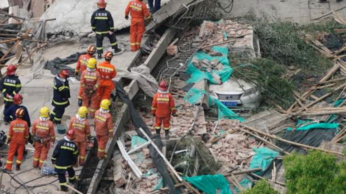 В Шанхае обрушилось здание: десятки человек оказались под завалами. Фото