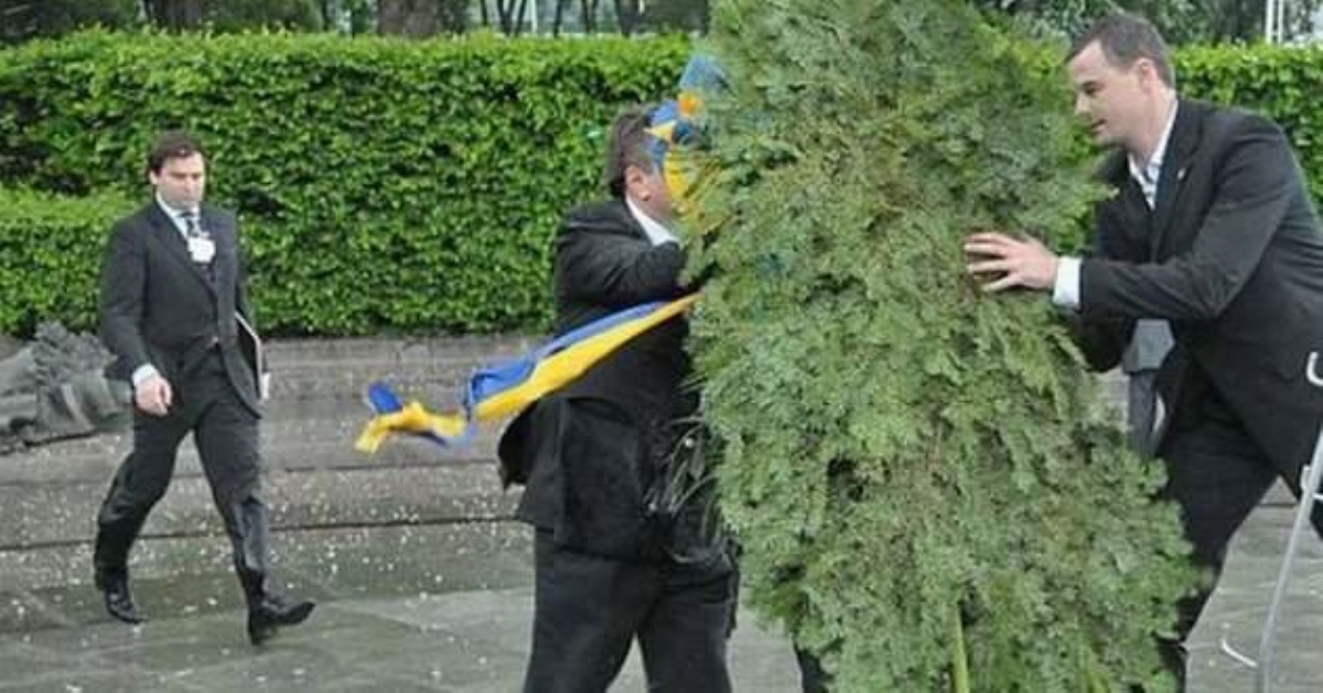Как Януковича убивал венок: всплыло эпическое видео