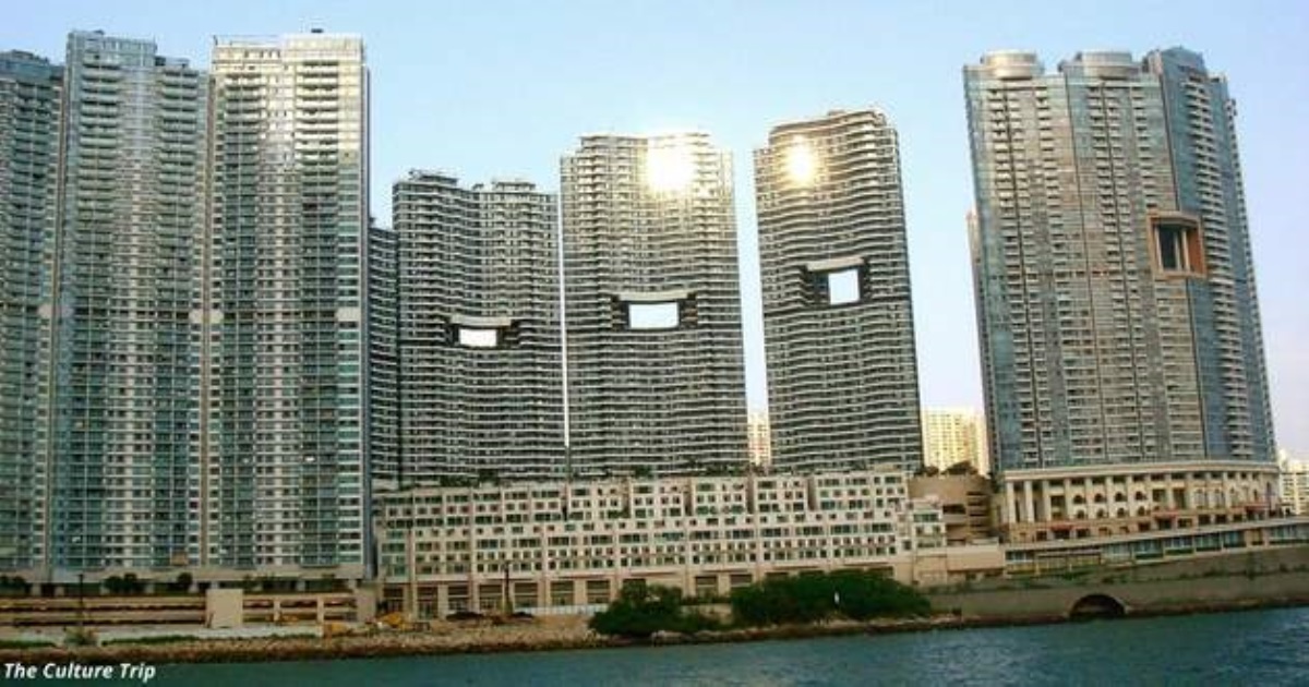 Почему в небоскрёбах Гонконга есть большие квадратные отверстия