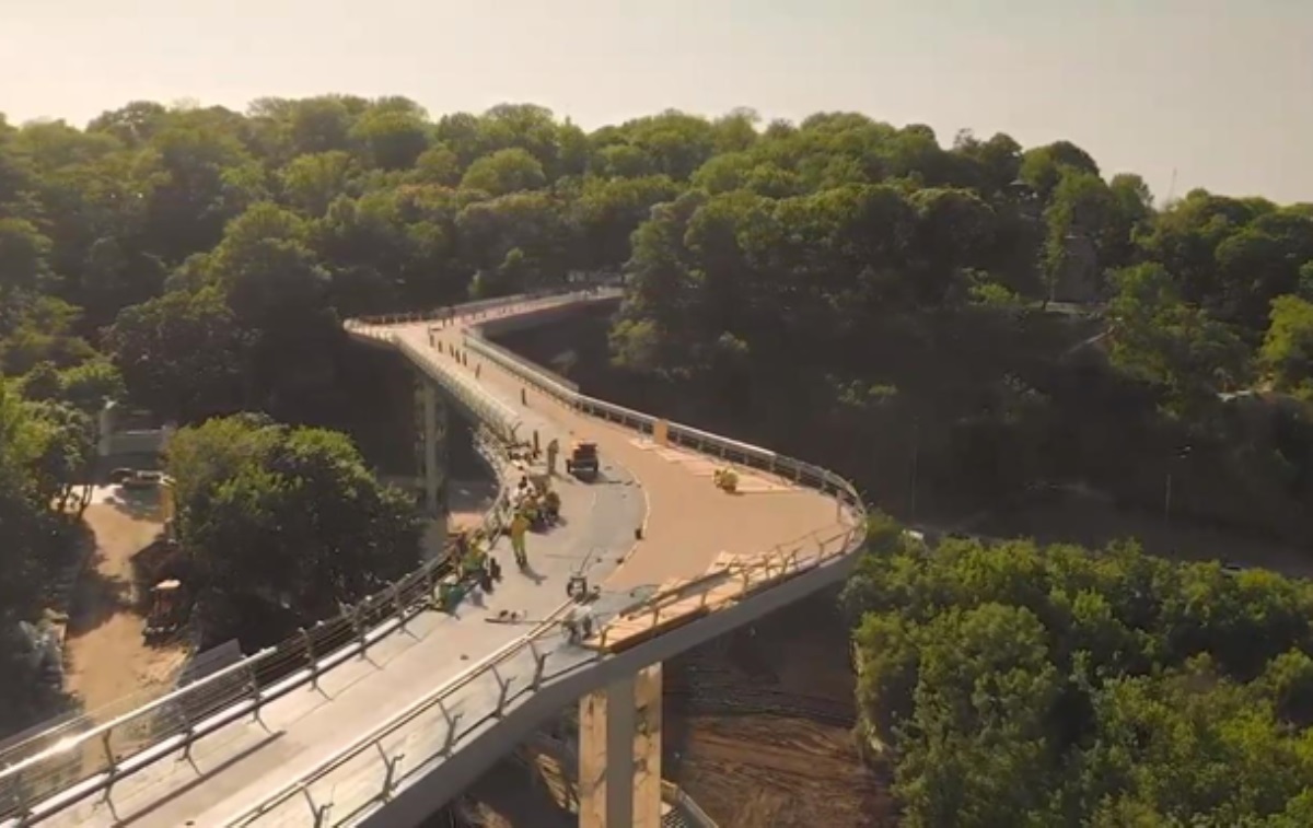 Пешеходный мост в Киеве показали с высоты птичьего полета. Видео