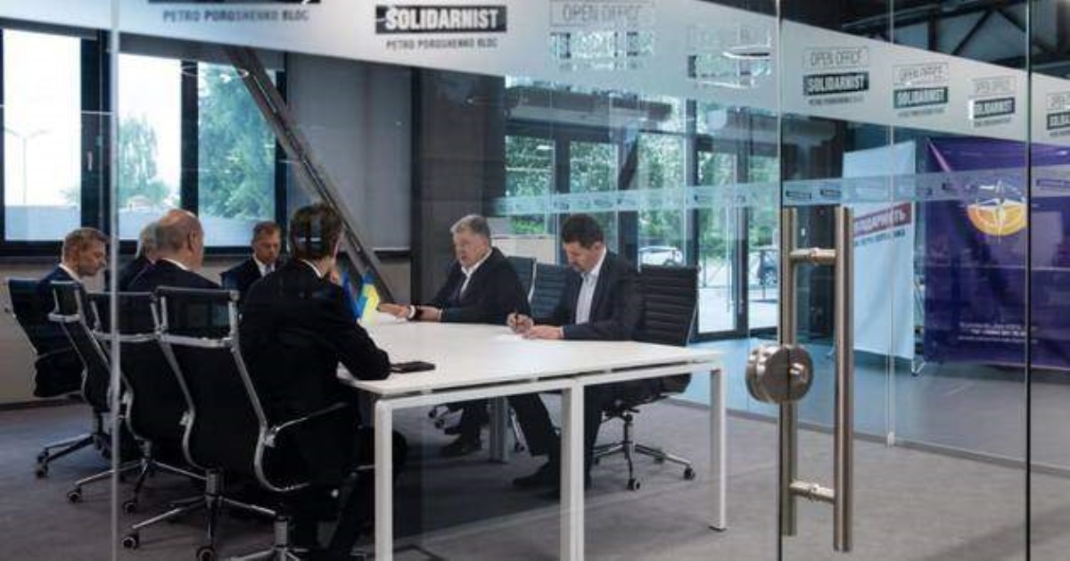 Экс-президент Порошенко переехал в прозрачный офис