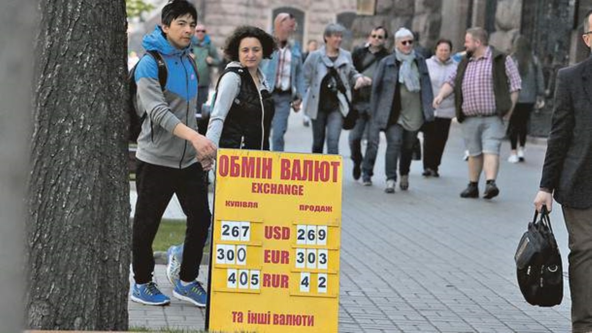 Евро рекордно подешевел, а доллар дорожает: свежий курс валют